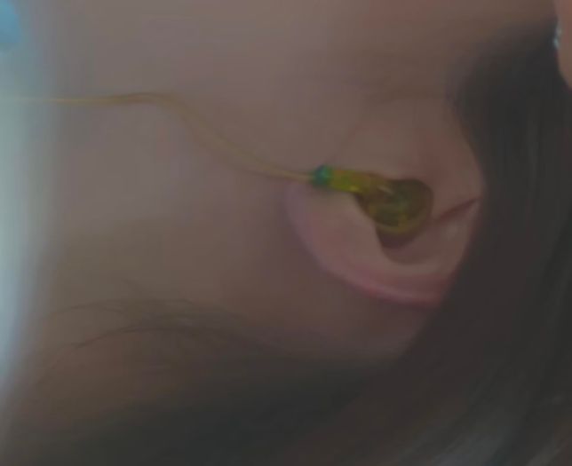 " 브라운아이드소울(Brown Eyed Soul) - 어쩌면 너는 이렇게도" 뮤직비디오에 나온 여주인공 노란색+초록색 섞인 이어폰 뭐에요?의 0번 째 이미지