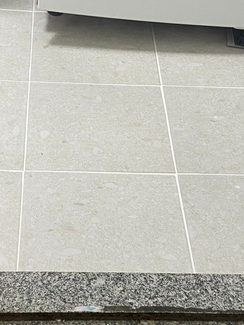 이 바닥타일 종류가 무엇인가요? 스티커아니고 설치한거에요의 0번 째 이미지