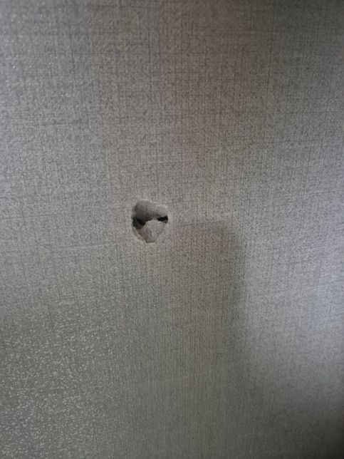 월세사는집 벽지 구멍냈어요ㅠㅠ 이사전인데 어떻게 처리하나요?의 0번 째 이미지