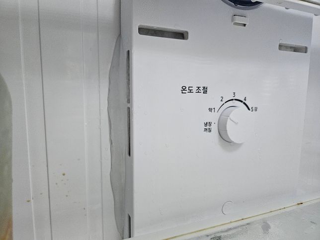 냉장실 냉매나오는 부분이 얼어있고 냉장실이 작동이 잘안되요의 0번 째 이미지