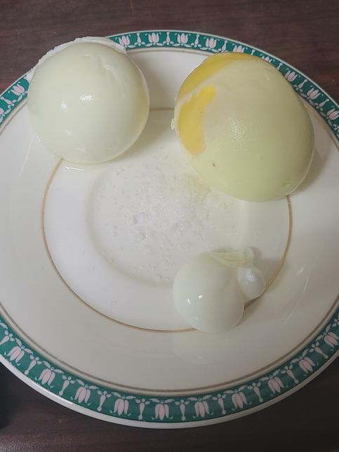 삶은달걀 흰자가 누런데 먹어도되나요?의 0번 째 이미지