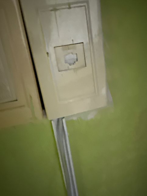 랜선 꽂는 곳 안에 랜선이 들어 있어요.의 0번 째 이미지