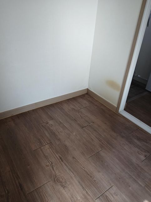 원룸 거주 1년 책상뒤 얼룩 제가 내야하나요의 1번 째 이미지