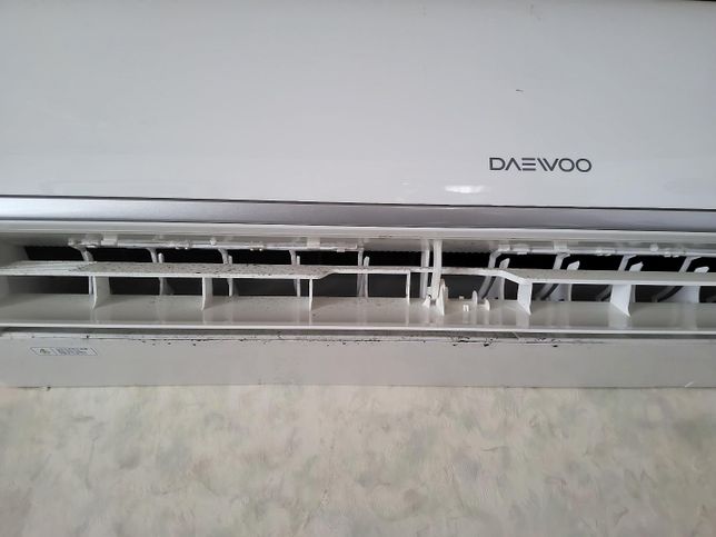 실외기 말고 방안 에어컨에서 물이 떨어졌다네요 전 못봤는데 사진보니 물자국이 있네요 이건 에어컨 열어서 어디를 조으면 되나요 밖으로 나가는 물구멍이 있는데 왜 안쪾에서 새는걸까요의 0번 째 이미지