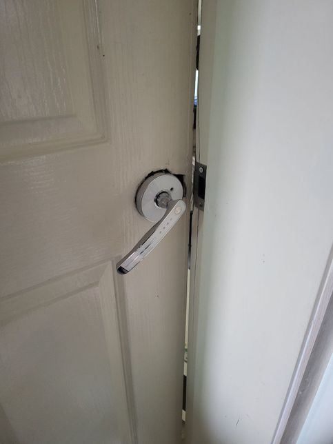 집 방문 문고리 부분에 빈공간이 생긴걸 어떻게 매꿔야 할까요?의 0번 째 이미지