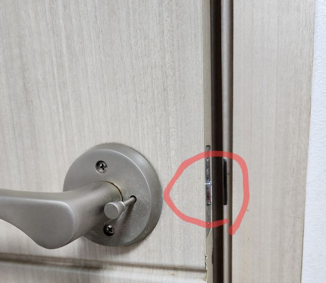 문고리가 이상해요. 문이 닫히지 않아요.의 0번 째 이미지