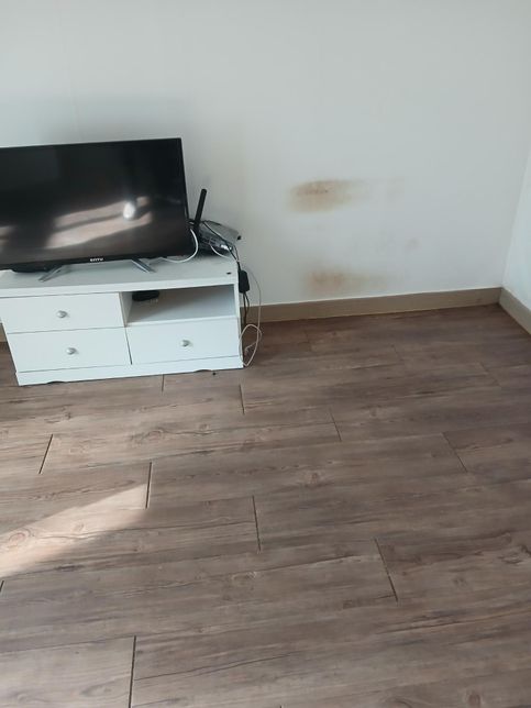 원룸 거주 1년 책상뒤 얼룩 제가 내야하나요의 0번 째 이미지