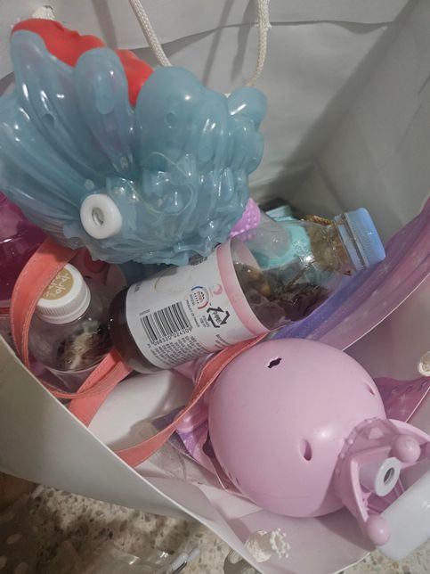 아파트 현관앞과 복도 물건적재 및 음료수썪어서 냄새 발생의 1번 째 이미지
