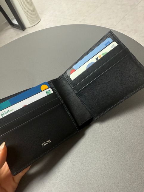 디올 남자 반지갑 정가품 감별해주세요ㅠㅠ의 1번 째 이미지