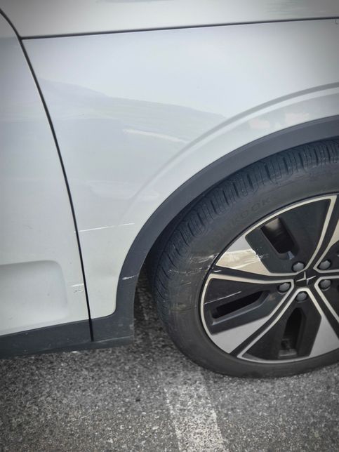 폴스타2 차량 박아서 스크레치 나고 살짝 찌그러짐의 0번 째 이미지