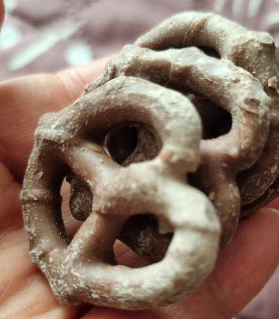 초코묻은 과자에 하얗께 뜬거? 먹어도 되나요?의 0번 째 이미지