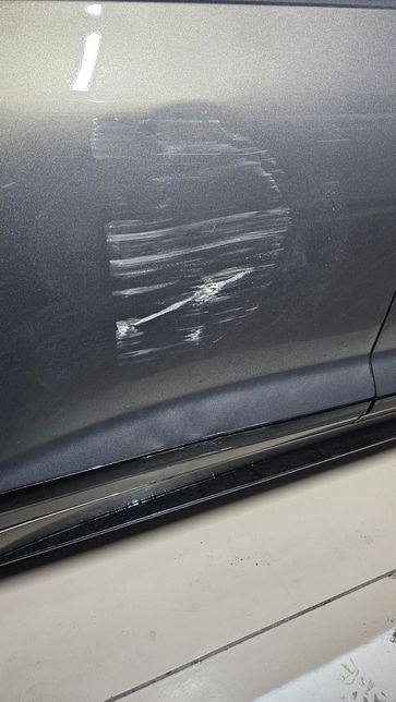 운전 중 기둥과 부딪혀 약간 휘고 스크래치가 생겼는데 덴트, 복원 업체에서 가능할까요?의 0번 째 이미지