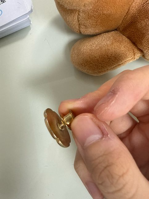 이렇게 신기하게 생긴 핀뱃지 어떻게 빼나요?의 0번 째 이미지