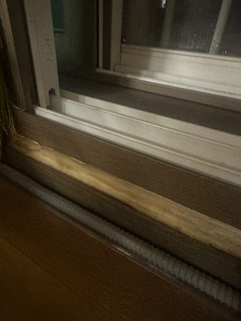 샷시쪽이 물이들어오면서 시멘트가 부서집니다.의 2번 째 이미지