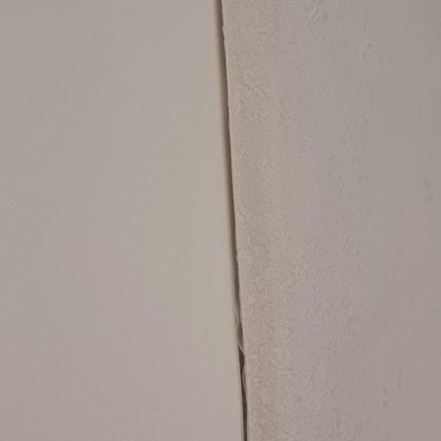 인테리어 하자보수 질문입니다. 벽지 들뜸의 1번 째 이미지