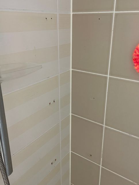 화장실 유리선반 브라켓교체할건데 타일 깨질까요..?의 0번 째 이미지