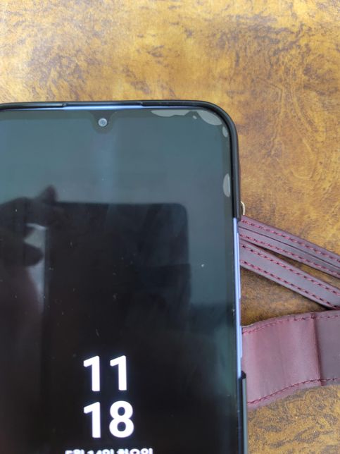 휴대폰 액정의 가생이가 자꾸만 뜨는데 왜그럴까요의 0번 째 이미지