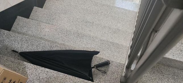 계단에 우산을 놔뒀는데 부러트려놓고 말없이 갔는데 누구 잘못인가요?의 0번 째 이미지