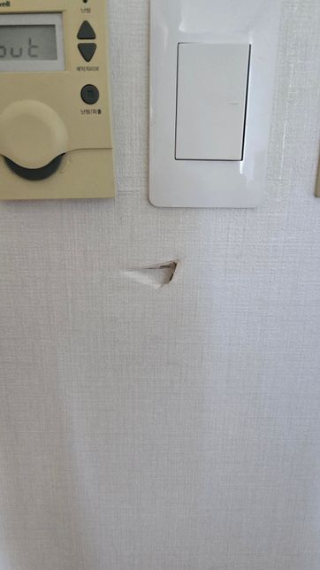 벽지가 뚫렸는데 덧떼울 방법이 있을까요?의 0번 째 이미지