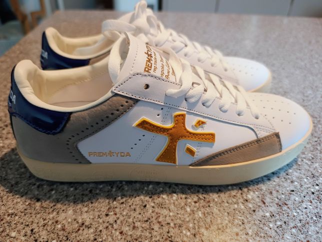 신발 선물 받았는데 브랜드를 모르겠어요의 0번 째 이미지