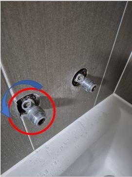 욕조 수전 셀프교체 중인데 이것까지 돌려서 빼고 교체해야하나요?의 0번 째 이미지