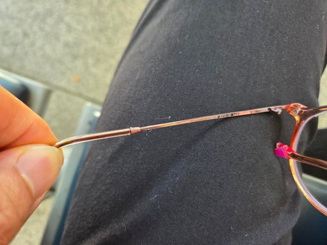 안경산지 2~3달 됐는데 벌써 코팅이 벗겨지는데 보상(?) 받을수 있을까요?의 0번 째 이미지