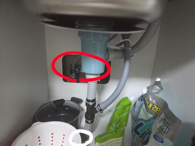 싱크대 하부에 장 뚫어논 공간에서도 바퀴벌레 유입되나요?의 0번 째 이미지