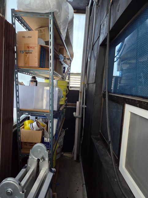 철제앵글+나무합판 선반인데 휘어있는걸 바로 잡을려면 어떻게 해야 할까요?의 1번 째 이미지