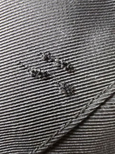 다운 점퍼 겉면 긁혀서 찢어졌는데 복구 방법이 있을까요?의 1번 째 이미지