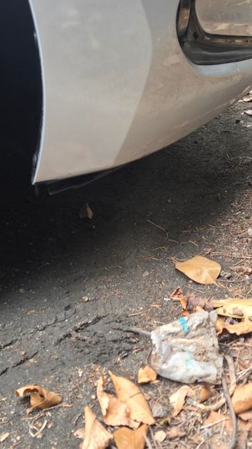 자동차 범버밑에 플라스틱이 벌어졌습니다의 0번 째 이미지