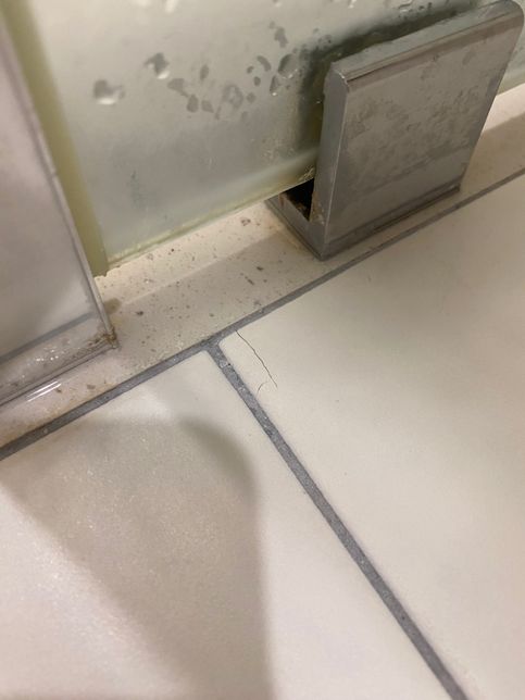 화장실 청소 하다가 바닥 타일에 스크래치가 났는데 어떻게 해야 되나요?의 0번 째 이미지