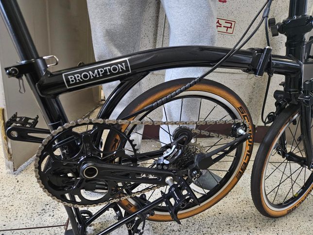 브롬튼 자전거 뒷바퀴 펴는 방법 알려주세요.의 0번 째 이미지