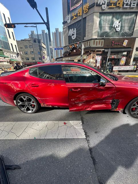 사거리 교통사고 가피해자 차량 경찰조사관의 0번 째 이미지