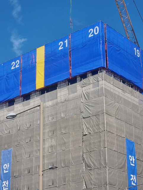 도시내 주상복합건물을 짓고 있습니다. 숫자로 무언가를 구분한 것 같은데, 건축공사에서 뭔가를 구분하는 표시겠지요?의 0번 째 이미지