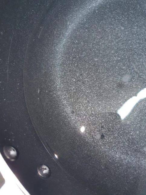 주방에서 용기에 물을 받았는데 이상한게 떠다닙니다.의 1번 째 이미지