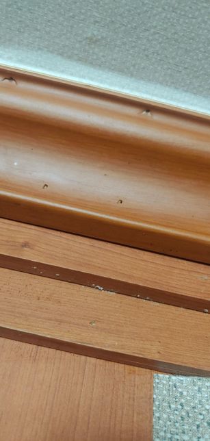 집안 몰딩에 구멍나있는 이유는 무엇인가요.의 0번 째 이미지