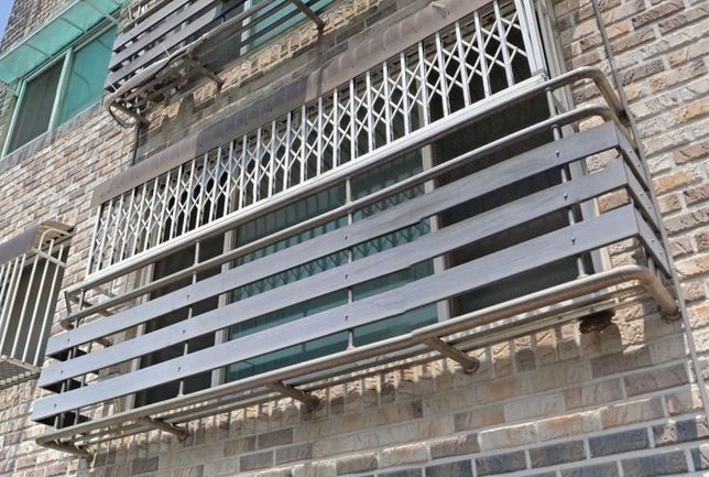 이사할 때 창에 붙은 구조물 뗄 수 있을까요?의 0번 째 이미지