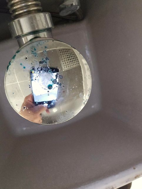 세면대 하부 초록색 물이 왜떨어질까요?의 0번 째 이미지