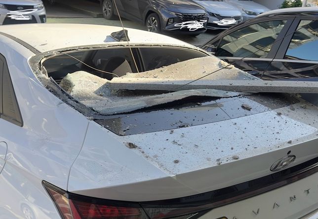 다세대주택 주차장에서 건물외벽 대리석이 떨어져 차량이 파손되었습니다의 0번 째 이미지