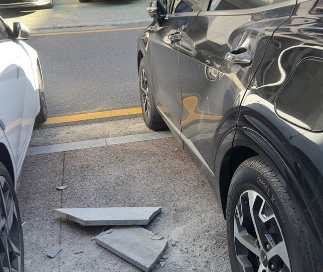 다세대주택 주차장에서 건물외벽 대리석이 떨어져 차량이 파손되었습니다의 1번 째 이미지