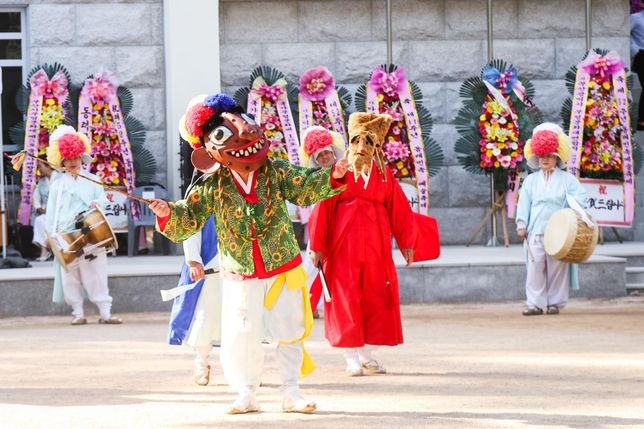 탈춤은 왜 한국 백성들을 웃기는 가면극이 되었나요?의 0번 째 이미지