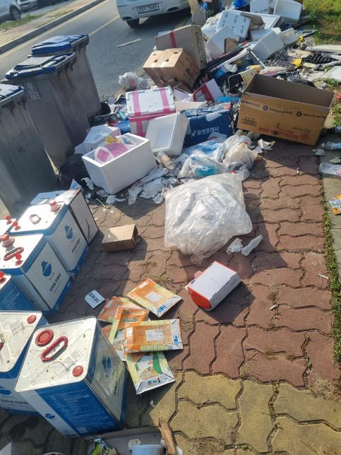 도로에 쓰레기를 무단방치해서 통행에 불편이 즐고 있으나 시정이 안되네요.의 0번 째 이미지
