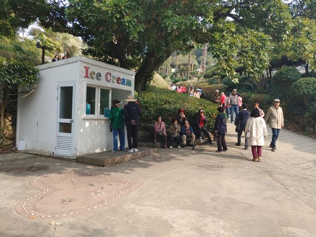 요즘 젊은 세대들은 나이를 먹어도 경제적 제도 때문에 늙은 부모와 한집에 살아요?의 2번 째 이미지