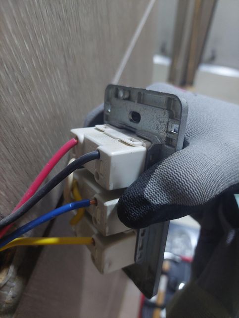 욕실 스위치 교체후 버튼방향이 바뀌었어요의 0번 째 이미지