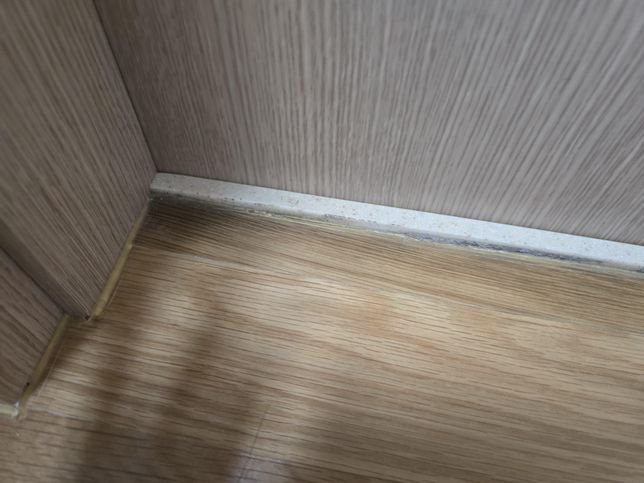 화장실 문턱에 이렇게되었는데 어떻게 하면될까요?의 0번 째 이미지