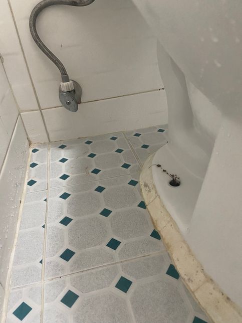 변기 옆에 막혀있는 부분 하나가 없는데 어떻게 해야할까요의 1번 째 이미지