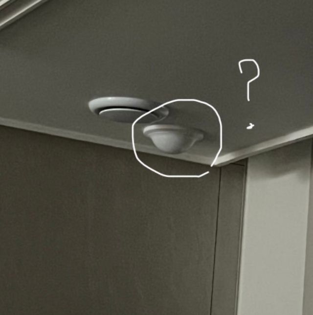 신축아파트인데 거실 천정 한쪽 코너에 달려있는 이것의 0번 째 이미지