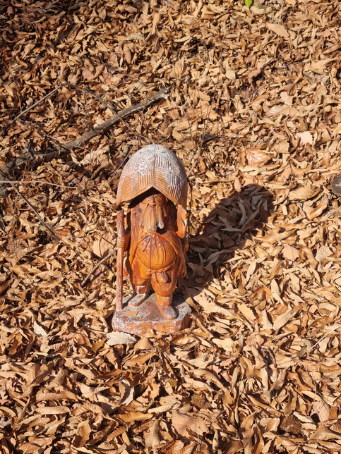 야산을 등산하다보니, 1m 크기의 삿갓을 쓴 사람의 동상이 보이네요. 그런데 무슨 뜻을 표시하는지요? 길을 안내하는 것인지요?의 0번 째 이미지