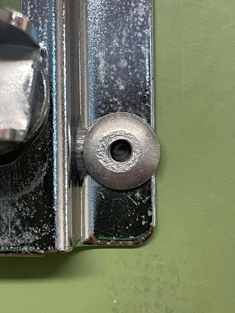 일반 철제 문에 박힌 피스 푸는 법???의 1번 째 이미지