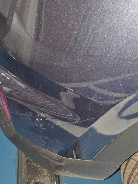 차량 뒷범퍼 기스 자국 확인 부탁드립니다.의 1번 째 이미지